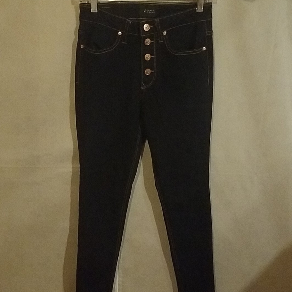 Super cute high rise skinny jeans in dark wash